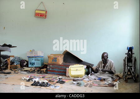 Le 5 août, 2010 - Kano, Kano, Nigéria - Abdullahi Ibrahim, 42 ans, est paralysé par la polio et incapable de marcher. Au centre de formation professionnelle.Mariri à Kano, Nigeria, il fabrique des chaussures pour les personnes qui le peuvent..zèle religieux et la désinformation ont contraint les villageois dans le nord musulman du Nigeria en refusi Banque D'Images