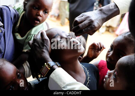 Le 5 août, 2010 - Kano, KANO, NIGERIA - un enfant de moins de cinq ans reçoit deux gouttes de vaccin contre la polio sur sa langue de vaccinatrice Sani Mohammed, un vaccin à l'arrêt du site. Vaccination dans la zone d'administration, en Fagge Kwciri Ward, à la recherche pour les enfants de moins de cinq ans sur Banque D'Images