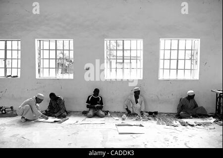 Le 5 août, 2010 - Kano, Kano, Nigéria - au centre de formation professionnelle Mariri à Kano, au Nigeria, victimes de la polio qui sont trop paralysés à marcher, à fabriquer des chaussures pour les personnes qui le peuvent. Fanatisme religieux .et la désinformation ont contraint les villageois dans le nord musulman du Nigeria à refuser la vaccination et Banque D'Images