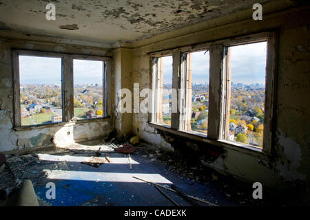 Le 25 septembre 2010 - Detroit, Michigan, États-Unis - La vue sur le centre-ville de l'abandonné Lee Plaza Hotel. Dans les années 1950, Détroit était la 5ème ville la plus peuplée des États-Unis, depuis lors, il a été tomber les rangs en 2008, Detroit est devenu 11e ville la plus peuplée. L'adresse de près de 400 000 Banque D'Images