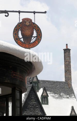 Jun 17, 2010 - Orlando, Floride, États-Unis - un signe est suspendu à l'extérieur de l'Owl Post au Universal Studios Wizarding World of Harry Potter theme park (crédit Image : ©/ZUMApress.com) Ebenhack Phelan Banque D'Images