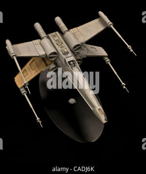Le 8 juin 2010 - Calabasas, Californie, USA - production originale x-wing fighter miniature de tournage de "Star Wars : Episode IV - Un nouvel espoir", l'un des plus de 1 500 collections emblématiques de Hollywood qui sera mis en vente à l'adulte de l'histoire est 'Enchères Hollywood 40' sur 12 juin 2010. Vente aux enchères Banque D'Images