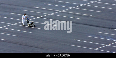 24 août 2010 - Memphis, TN, États-Unis - 24 août 2010. Les travaux avancent à un rythme rapide pour obtenir le projet Tiger Lane terminé au Liberty Bowl Memorial Stadium. Bien que le béton est en cours de finition et l'aménagement paysager est fait, les lignes sont également la mise en peinture (2 couches) comme le montre cette image prise Banque D'Images