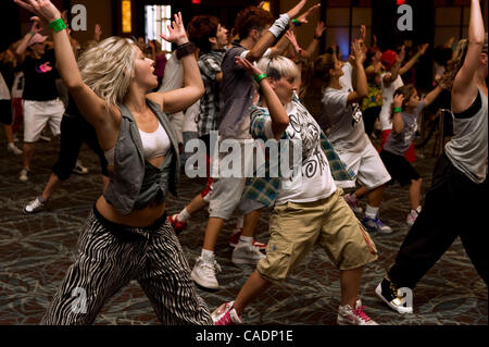 Juillet 27, 2010 - Las Vegas, Nevada, USA - l'atelier de danse se déplace en milieu urbain est réalisée au cours de la 2010 International Hip Hop Dance Championnat tenu au Red Rock Resort. Des équipes de cinq à huit danseurs de villes à travers les Etats-Unis sont en concurrence au cours de deux jours pour gagner une place dans le Wor Banque D'Images