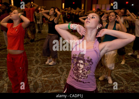 Juillet 27, 2010 - Las Vegas, Nevada, USA - l'atelier de danse se déplace en milieu urbain est réalisée au cours de la 2010 International Hip Hop Dance Championnat tenu au Red Rock Resort. Des équipes de cinq à huit danseurs de villes à travers les Etats-Unis sont en concurrence au cours de deux jours pour gagner une place dans le Wor Banque D'Images