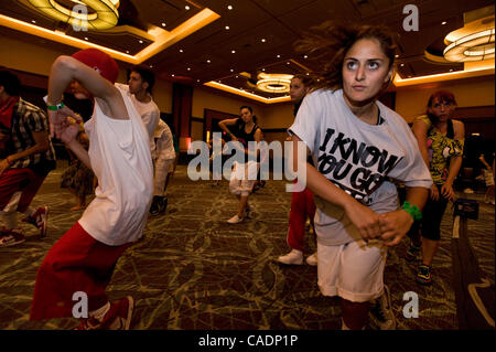 Juillet 27, 2010 - Las Vegas, Nevada, USA - l'atelier de danse se déplace en milieu urbain est réalisée au cours de la 2010 International Hip Hop Dance Championnat tenu au Red Rock Resort. Des équipes de cinq à huit danseurs de villes à travers les Etats-Unis sont en concurrence au cours de deux jours pour gagner une place dans le Wor Banque D'Images