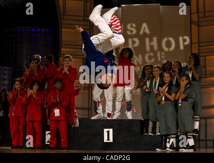 Juillet 27, 2010 - Las Vegas, Nevada, USA - membre de Lil Phunk Boys, de Boston, fait un flip improvisé sur son chemin vers le podium après que son équipage a été annoncé comme le gagnant de la première place dans la catégorie junior à l'Hip Hop Dance Crew USA Finale du Championnat au Red Rock Resort. Les équipages des cinq à Banque D'Images