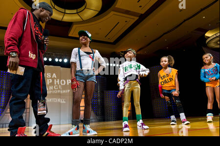 Juillet 27, 2010 - Las Vegas, Nevada, USA - membres de ce sous-sol frais, de Los Angeles, sont interviewés par l'hôte, MOOKIE, après leur performance dans la division junior du Hip Hop Dance Crew USA Finale du Championnat au Red Rock Resort. Des équipes de cinq à huit danseurs busted de leurs meilleurs m Banque D'Images