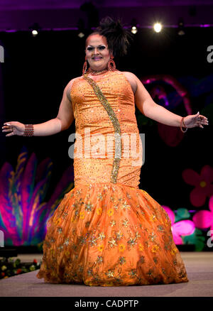 05 septembre 2010 - Portland, Oregon, USA - VIVICA SCITIES VALENTINE, de Portland, ou à la concurrence, 2010 La Femme Magnifique International Plus Pageant, un grand concours international pour les imposteurs. La femme à l'investiture, les hommes anatomiquement corrects qui adhèrent à un ensemble de règles strictes Banque D'Images