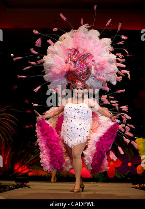 05 septembre 2010 - Portland, Oregon, USA - ADRIENNE ALEXANDER, de Portland, OR, qui allait remporter la couronne, participera à la 2010 La Femme Magnifique International Plus Pageant, un grand concours international pour les imposteurs. La femme à l'investiture, les hommes anatomiquement corrects qui annonce Banque D'Images