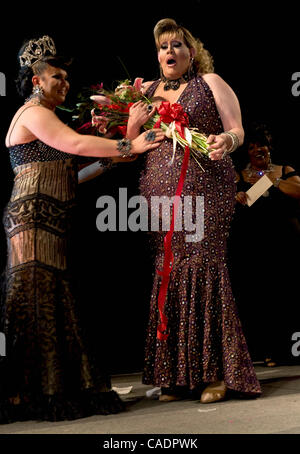 05 septembre 2010 - Portland, Oregon, USA - ADRIENNE ALEXANDER, de Portland, OU, réagit à la gagnante 2010 La Femme Magnifique International Plus Pageant, un grand concours international pour les imposteurs. La femme à l'investiture, les hommes anatomiquement corrects qui adhèrent à un ensemble de règles strictes Banque D'Images