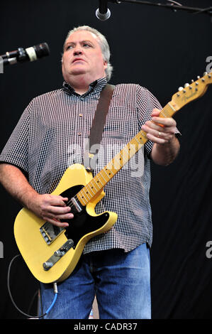 David Hidalgo de Los Lobos la bande effectue un spectacle en direct au Santa Barbara County Bowl comme l'acte d'ouverture pour le Steve Miller Band à Santa Barbara, CA. le 10 juillet 2010.(Image Crédit : © John Pyle/Cal/ZUMApress.com) Media Sport Banque D'Images