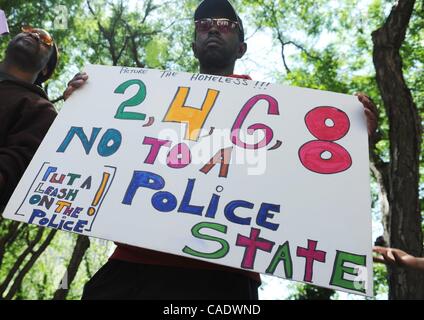 Jun 15, 2010 - Manhattan, New York, USA - Membres du sans-abri de la ville de New York à l'extérieur du siège de la Police de rassemblement pour protester contre l'utilisation de Conduite 'Disorderly' des accusations contre les personnes sans-abri. (Crédit Image : Â© Bryan Smith/ZUMA Press) RESTRICTIONS : * New York * hors droits Journaux Banque D'Images