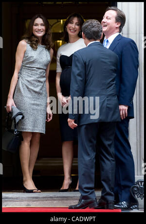 Juin 18, 2010 - Londres, Royaume-Uni - (L-R) Carla Bruni-Sarkozy, Samantha Cameron, le premier ministre David Cameron, le président français Nicolas Sarkozy, entrer le nombre 10, Downing Street, le vendredi 18 juin 2010. Photo par Andrew Parsons (crédit Image : © Andrew Parsons/ZUMApress.com) Banque D'Images