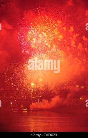 Jul 04, 2010 - Manhattan, New York, USA - Feux d'artifice explosent sur le fleuve Hudson célèbre le 4 juillet. (Crédit Image : Â© Bryan Smith/ZUMA Press) RESTRICTIONS : * New York * hors droits Journaux Banque D'Images