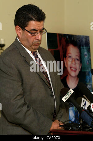 Jun 07, 2010 - Portland, Oregon, É.-U. - Agent Spécial du FBI en charge Arthur Balizan raccroche sa tête tout en tenant compte de la réponse à une question sur les médias de l'école primaire de l'horizon 7 ans Kyron Horman toujours portés disparus pendant des jours maintenant. Une autre conférence de presse au Brooks Hill église historique aujourd'hui y Banque D'Images