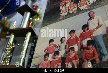 Jun 09, 2010 - Rosario, Santa Fe, Argentine - Lionel Messi, avant, 2e à partir de la droite dans une photo de l'équipe accrochée au mur de l'Grandoli Football Club. Comme la fièvre de la Coupe du monde se développe, les gens de Rosario sont fiers de leur célèbre fils, Lionel Messi, sans doute le plus grand joueur de mondes. La carrière de Messi st Banque D'Images