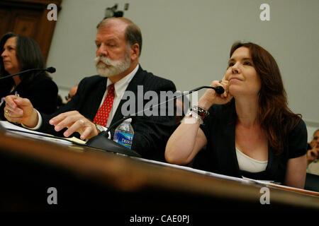 Washington, D.C. - 21 juillet : Michael Fagan, de la loi et de lutte contre le terrorisme, consultant et ANNIE DUKE, joueur de poker professionnel au nom de l'Alliance des joueurs de poker, témoigner devant la Chambre du Comité des services financiers de HR 2267, le "règlement de jeu d'Internet, la protection des consommateurs et l'E Banque D'Images