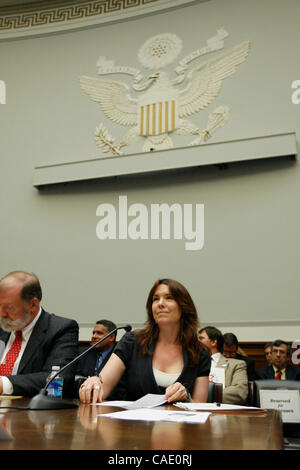 21 juillet 2010 - Washington, D.C., États-Unis - Washington, D.C. - 21 juillet : ANNIE DUKE, joueur de poker professionnel témoigne au nom de l'Alliance des Joueurs de Poker avant le House Financial Services Committee de HR 2267, le ''Règlement de jeu d'Internet, la protection des consommateurs et d'application de la Loi. (Cr Banque D'Images