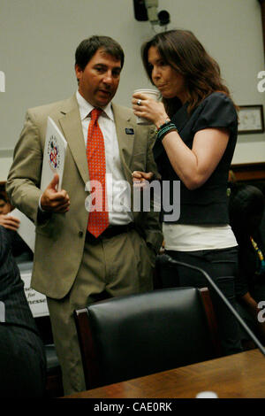 21 juillet 2010 - Washington, D.C., États-Unis - Washington, D.C. - 21 juillet : ANNIE DUKE, joueur professionnel de poker obtient des conseils de JOHN PAPPAS, directeur exécutif de la Poker Players Alliance avant que Duke's témoignage devant le House Financial Services Committee de HR 2267, le ''Internet Gamblin Banque D'Images