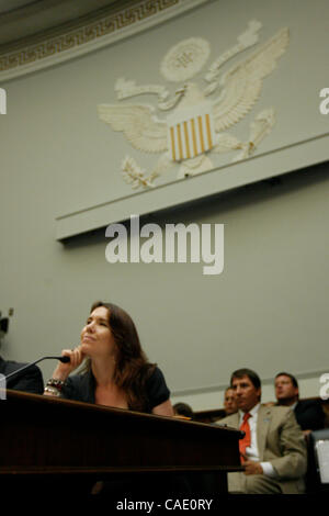 21 juillet 2010 - Washington, D.C., États-Unis - Washington, D.C. - 21 juillet : ANNIE DUKE, joueur de poker professionnel témoigne au nom de l'Alliance des Joueurs de Poker avant le House Financial Services Committee de HR 2267, le ''Règlement de jeu d'Internet, la protection des consommateurs et d'application de la loi.'' Banque D'Images