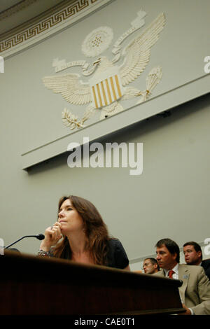 21 juillet 2010 - Washington, D.C., États-Unis - Washington, D.C. - 21 juillet : ANNIE DUKE, joueur de poker professionnel témoigne au nom de l'Alliance des Joueurs de Poker avant le House Financial Services Committee de HR 2267, le ''Règlement de jeu d'Internet, la protection des consommateurs et d'application de la loi.'' Banque D'Images