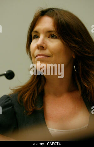 21 juillet 2010 - Washington, D.C., États-Unis - Washington, D.C. - 21 juillet : ANNIE DUKE, joueur de poker professionnel témoigne au nom de l'Alliance des Joueurs de Poker avant le House Financial Services Committee de HR 2267, le ''Règlement de jeu d'Internet, la protection des consommateurs et d'application de la Loi. (Cr Banque D'Images