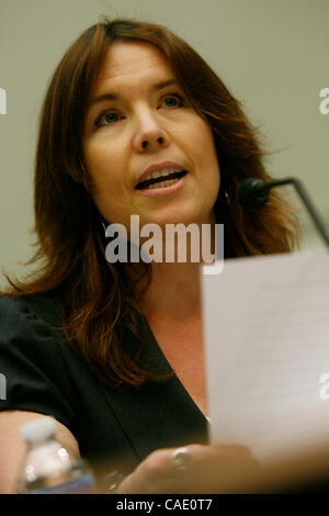 21 juillet 2010 - Washington, D.C., États-Unis - Washington, D.C. - 21 juillet : ANNIE DUKE, joueur de poker professionnel témoigne au nom de l'Alliance des Joueurs de Poker avant le House Financial Services Committee de HR 2267, le ''Règlement de jeu d'Internet, la protection des consommateurs et d'application de la Loi. (Cr Banque D'Images