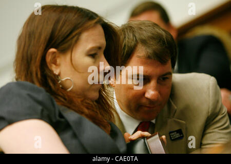 21 juillet 2010 - Washington, D.C., États-Unis - Washington, D.C. - 21 juillet : ANNIE DUKE, joueur professionnel de poker obtient des conseils de JOHN PAPPAS, directeur exécutif de la Poker Players Alliance avant que Duke's témoignage devant le House Financial Services Committee de HR 2267, le ''Internet Gamblin Banque D'Images