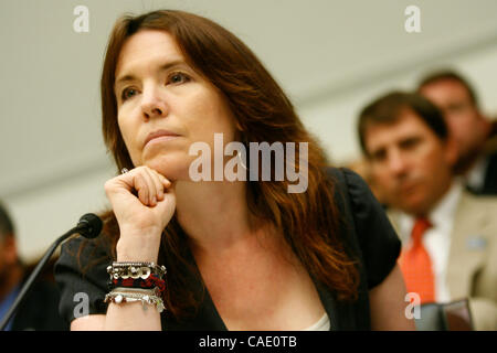 21 juillet 2010 - Washington, D.C., États-Unis - Washington, D.C. - 21 juillet : ANNIE DUKE, joueur professionnel de poker obtient témoigne devant la Chambre que JOHN PAPPAS, directeur exécutif de l'Alliance des joueurs de poker. Avant de Duke's témoignage devant le House Financial Services Committee de HR 2267 Banque D'Images