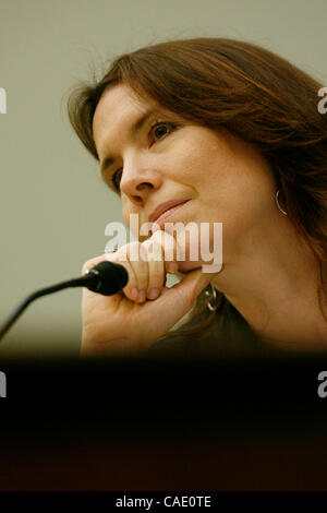 21 juillet 2010 - Washington, D.C., États-Unis - Washington, D.C. - 21 juillet : ANNIE DUKE, joueur de poker professionnel témoigne au nom de l'Alliance des Joueurs de Poker avant le House Financial Services Committee de HR 2267, le ''Règlement de jeu d'Internet, la protection des consommateurs et d'application de la Loi. (Cr Banque D'Images