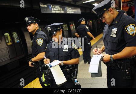 19 août 2010 - Manhattan, New York, États-Unis - Les membres de la nouvelle patrouille de police de la ville de New York le réseau de métro de Manhattan. (Crédit Image : © Bryan Smith/ZUMApress.com) Banque D'Images