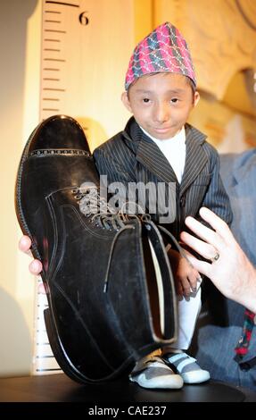 Septembre 07, 2010 - Manhattan, New York, États-Unis - 07 sept., 2010 - Manhattan, New York, USA - KHAGENDRA THAPA MAGAR, 17 ans, du Népal, de l'ado le plus petit au monde, tours New York City. Khagendra est à seulement 22 pouces et 10 livres en poids. .(Image Crédit : Â© Bryan Smith/ZUMA Press).RESTRICTIONS : * New Yor Banque D'Images