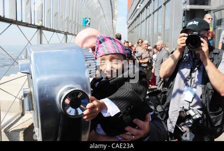 Septembre 07, 2010 - Manhattan, New York, États-Unis - 07 sept., 2010 - Manhattan, New York, USA - KHAGENDRA THAPA MAGAR, 17 ans, du Népal, de l'ado le plus petit au monde, tours New York City. Khagendra est à seulement 22 pouces et 10 livres en poids. .(Image Crédit : Â© Bryan Smith/ZUMA Press).RESTRICTIONS : * New Yor Banque D'Images