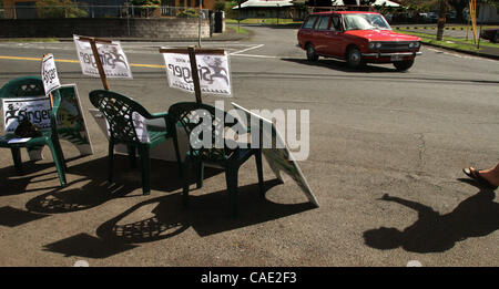 17 septembre 2010 - Big Island, Hawaii, États-Unis - District 4 candidat chanteur Salomon prend la chaleur qu'il campagnes en Pahoa sur le premier jour de l'élection en tant qu'électeurs flux par au bureau de vote au Centre communautaire de Pahoa. À 18 ans et un non partisan, le chanteur sait qu'il a une bataille difficile pour le rendre à Banque D'Images