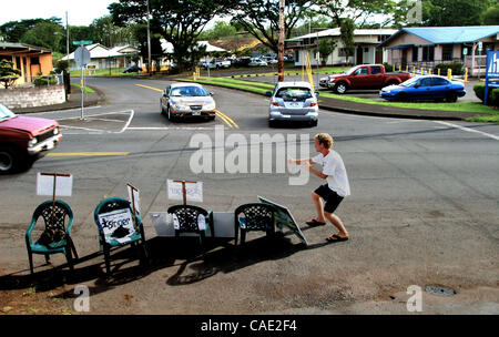 17 septembre 2010 - Big Island, Hawaii, États-Unis - District 4 candidat SOLOMON SINGER conserve sa haute énergie alors qu'il faisait campagne dans Pahoa sur le premier jour de l'élection comme courants de circulation sur le bureau de scrutin dans le centre communautaire de Pahoa. À 18 ans et un non partisan, le chanteur sait qu'il a une dure bataille à ma Banque D'Images