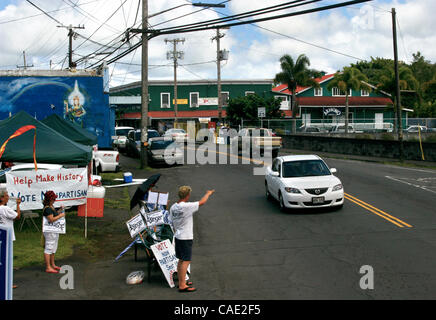 17 septembre 2010 - Big Island, Hawaii, États-Unis - District 4 Salomon candidat campagnes SINGER dans Pahoa sur le premier jour de l'élection en tant qu'électeurs flux par au bureau de vote au Centre communautaire de Pahoa. À 18 ans et un non partisan, le chanteur sait qu'il a une bataille difficile pour le rendre à l'Indiana Chambre des Rep Banque D'Images