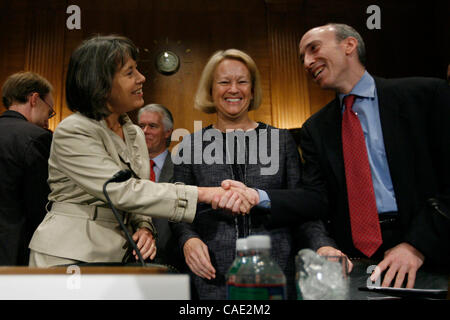 30 septembre 2010 - Washington, D.C., États-Unis - Washington, D.C. - Septembre 30th, 2010 : Le Président de la Federal Deposit Insurance Corporation Sheila Blair (à gauche), Président de la Securities and Exchange Commission MARY SCHAPIRO, et président de la Commodity Futures Trading Commission GARY GENSLER avant une Sen Banque D'Images