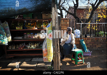 Juin 06, 2010 - Johannesburg, Gauteng, Afrique du Sud - une femme vend des aliments à l'extérieur de sa maison, le dimanche 6 juin 2010 dans le township de Soweto de Johannesburg, Afrique du Sud. (Crédit Image : © Mark Sobhani/ZUMApress.com) Banque D'Images