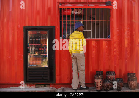 Juin 06, 2010 - Johannesburg, Gauteng, Afrique du Sud - une fille fait un achat dans un snack-bar Dimanche 6 Juin, 2010 dans le township de Soweto de Johannesburg, Afrique du Sud. (Crédit Image : © Mark Sobhani/ZUMApress.com) Banque D'Images