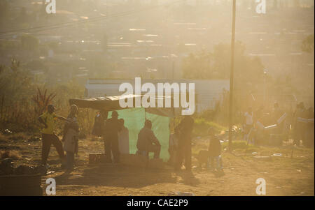 Juin 06, 2010 - Johannesburg, Gauteng, Afrique du Sud - les gens se rassemblent pour passer le temps à proximité de la gare ferroviaire d'Orlando Dimanche, Juin 6, 2010 dans le township de Soweto de Johannesburg, Afrique du Sud. (Crédit Image : © Mark Sobhani/ZUMApress.com) Banque D'Images