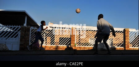 Juin 06, 2010 - Johannesburg, Gauteng, Afrique du Sud - les enfants jouer au football le dimanche, Juin 6, 2010 dans le township de Soweto de Johannesburg, Afrique du Sud. (Crédit Image : © Mark Sobhani/ZUMApress.com) Banque D'Images