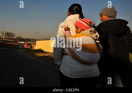 Juin 06, 2010 - Johannesburg, Gauteng, Afrique du Sud - Un balades familiales au magasin local Dimanche 6 Juin, 2010 dans le township de Soweto de Johannesburg, Afrique du Sud. (Crédit Image : © Mark Sobhani/ZUMApress.com) Banque D'Images