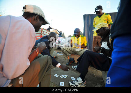 Juin 06, 2010 - Johannesburg, Gauteng, Afrique du Sud - Les hommes jouent aux cartes dans un champ ouvert dimanche 6 juin, 2010 dans le township de Soweto de Johannesburg, Afrique du Sud. (Crédit Image : © Mark Sobhani/ZUMApress.com) Banque D'Images