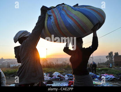 Juin 06, 2010 - Johannesburg, Gauteng, Afrique du Sud - les femmes, font leurs vêtements à laisser un marché de fortune, dimanche 6 juin 2010 dans le township de Soweto de Johannesburg, Afrique du Sud. (Crédit Image : © Mark Sobhani/ZUMApress.com) Banque D'Images