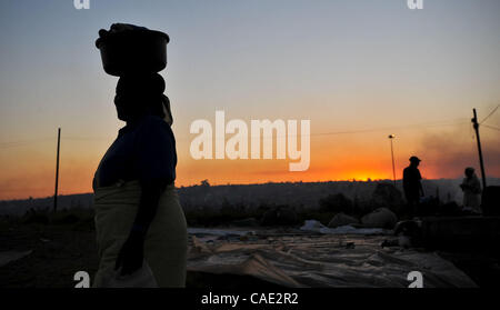 Juin 06, 2010 - Johannesburg, Gauteng, Afrique du Sud - une femme porte ses affaires Dimanche 6 Juin, 2010 dans le township de Soweto de Johannesburg, Afrique du Sud. (Crédit Image : © Mark Sobhani/ZUMApress.com) Banque D'Images