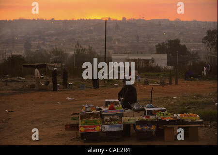 Juin 06, 2010 - Johannesburg, Gauteng, Afrique du Sud - un homme vend des produits à un marché de fortune, dimanche 6 juin 2010 dans le township de Soweto de Johannesburg, Afrique du Sud. (Crédit Image : © Mark Sobhani/ZUMApress.com) Banque D'Images