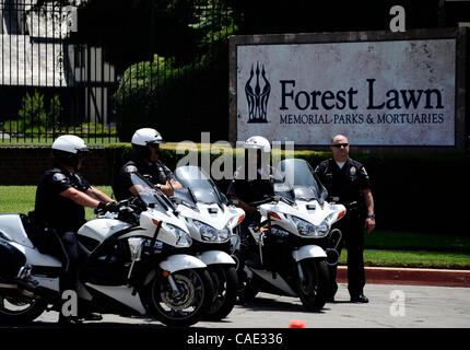 Juin 25,2010 - Glendale, Californie, USA. Glendale PD en attente à l'extérieur de Forest Lawn marquant le premier anniversaire de la mort de Michael Jackson s'il a été inhumé au Forest Lawn Glendale à Glendale CA. (Crédit Image : ©/ZUMApress.com) Blevins génique Banque D'Images