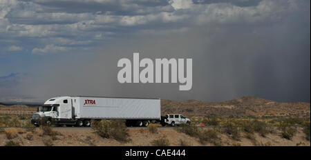 17-18 août -Neeldes, Californie, USA. Une tempête de poussière se déplace sur la commune d'Aiguilles Californie comme l'humidité de la mousson a une forte pluie, la foudre, les vents forts et les avertissements de crue aux déserts de Californie/Nevda/Airzona. (Crédit Image : ©/ZUMApress.com) Blevins génique Banque D'Images