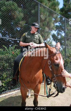 Aug 28, 2010 - Dana Point, Californie, États-Unis - Orange County Sheriffs ministère réponses Unité montée sur les questions des enfants sur son cheval. Chaque agent dans cette unité doivent acheter et s'occuper de leur propre cheval. Cette année, la protection civile Expo à Dana Point les dizaines de manifestations, ex Banque D'Images